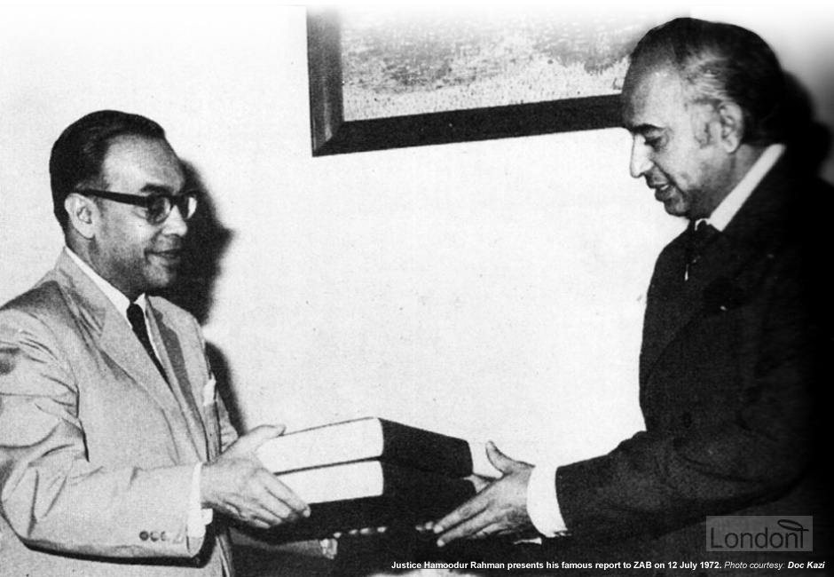 Justice Hamoodur Rahman hand delivering his report into Bangladesh Liberation War failure to President Bhutto, 1974